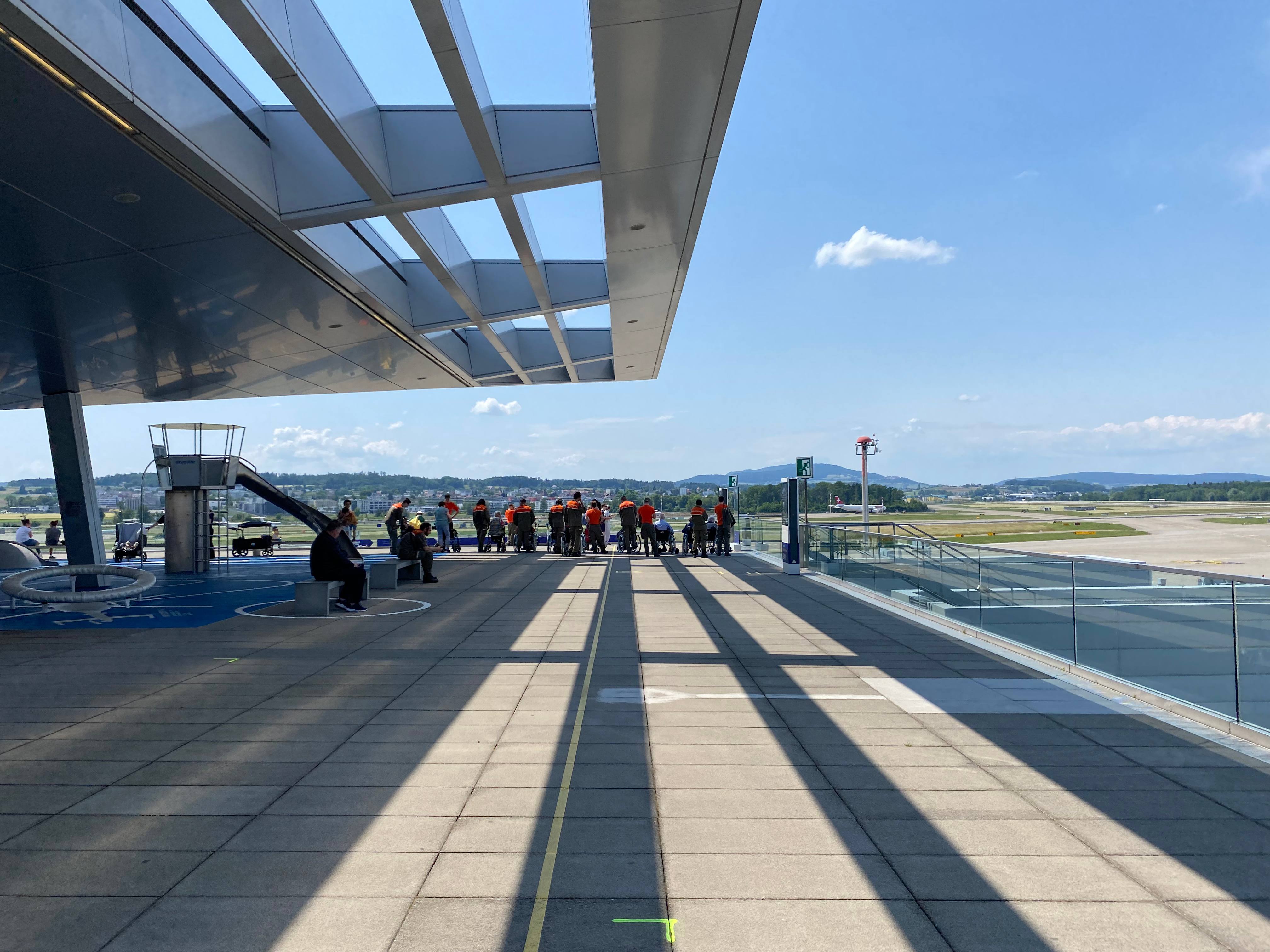 Betreuer auf Terasse01.jpg